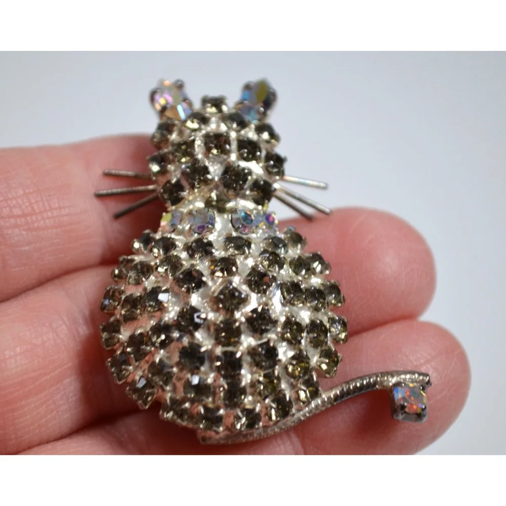 SUZANNE BJONTEGARD Gray Rhinestone‎ Cat Brooch 1.75
